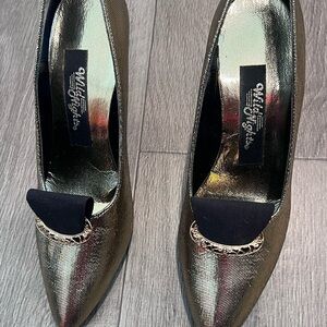 Wild‎ nights women Gold shoes, Size 6